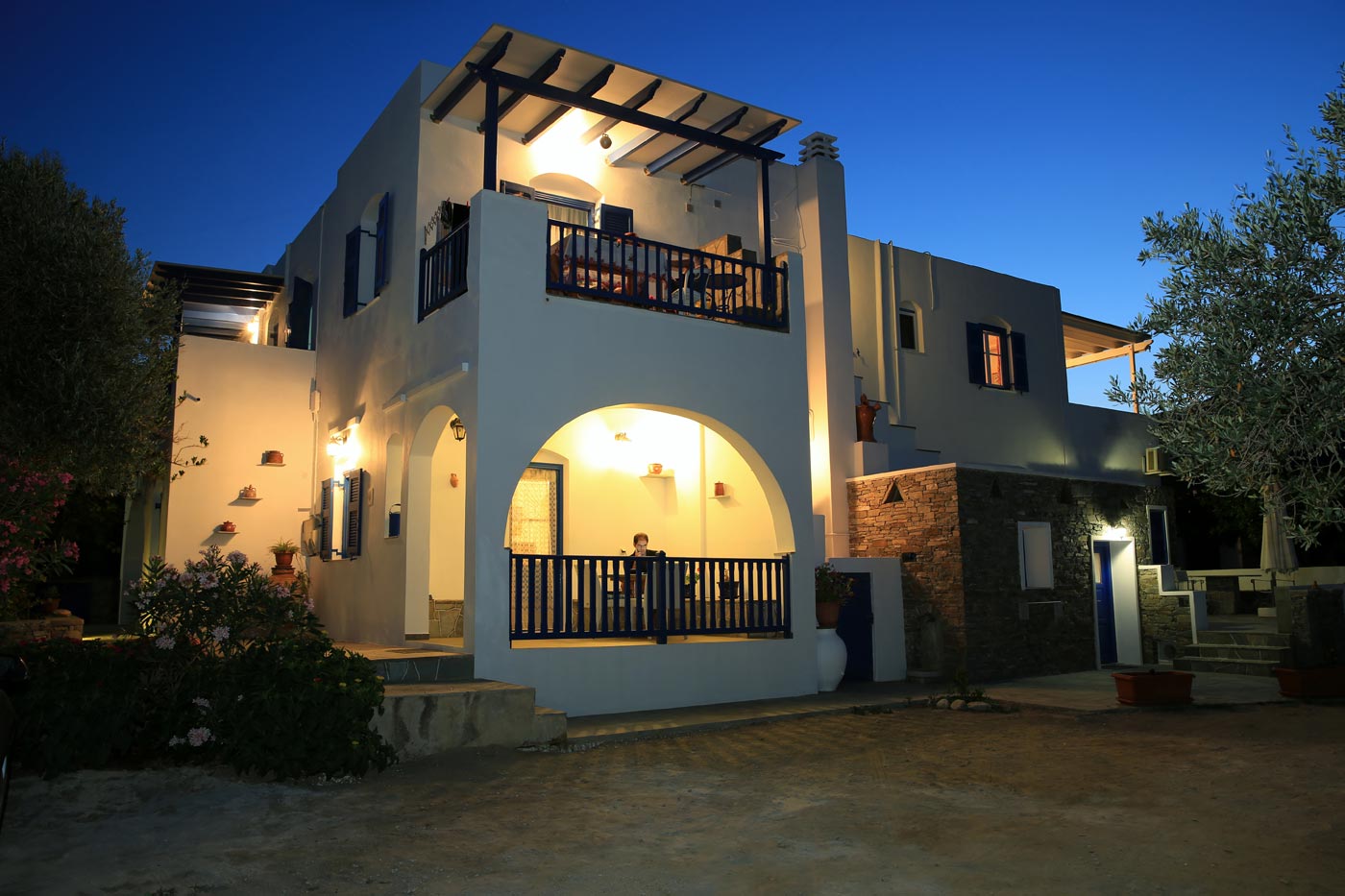 Miles-Away-Travel-Sifnos-Aristeidis-Moscha-Apartments